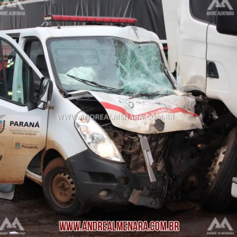 Pacientes que estavam em ambulância sofrem acidente em Maringá