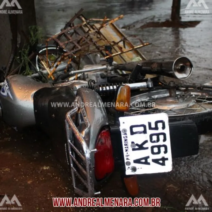 Motociclista bate em poste e morre no centro de Sarandi