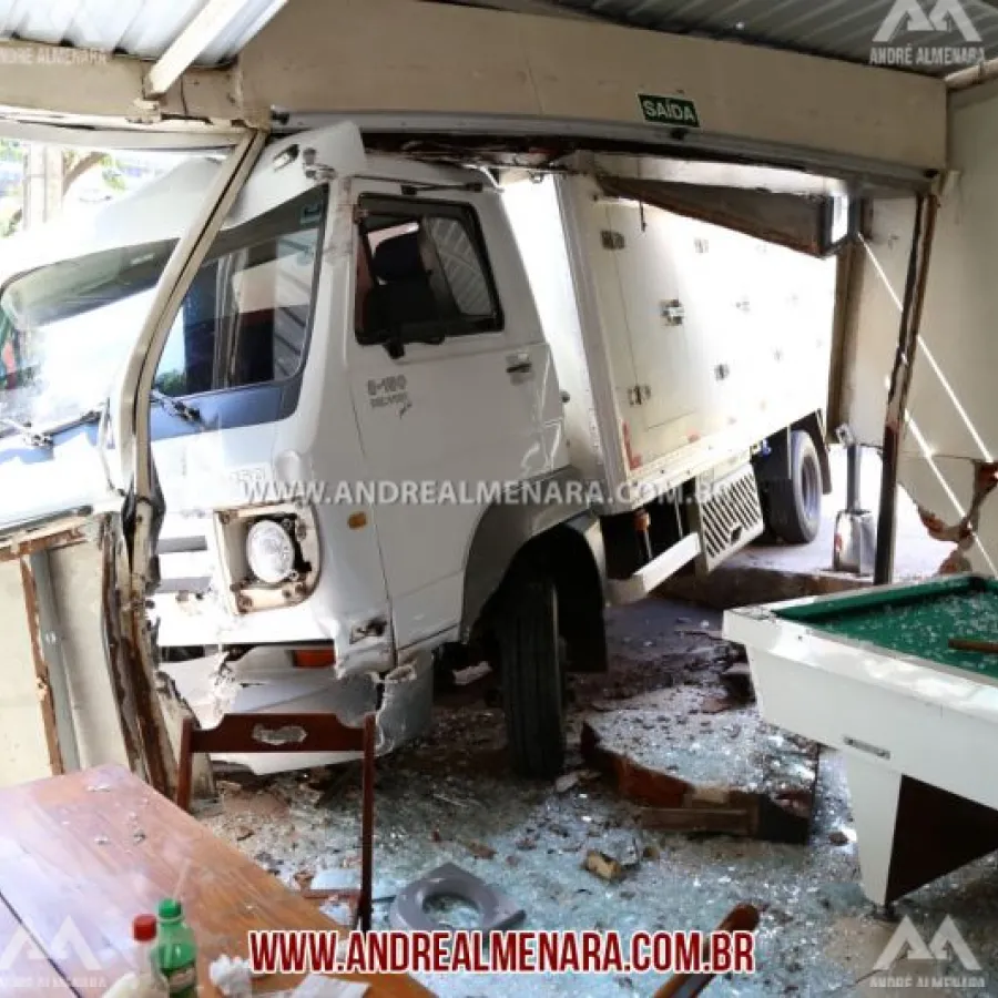 Caminhão desgovernado invade restaurante em Maringá