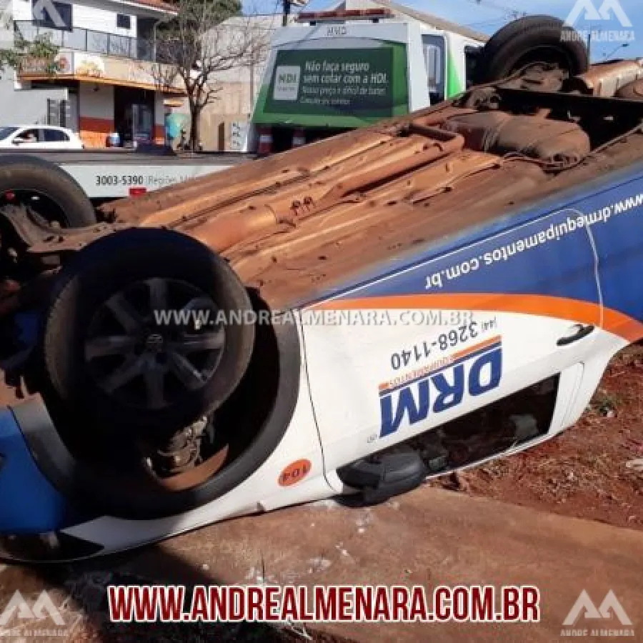 Acidente entre dois veículos deixa um capotado em Maringá