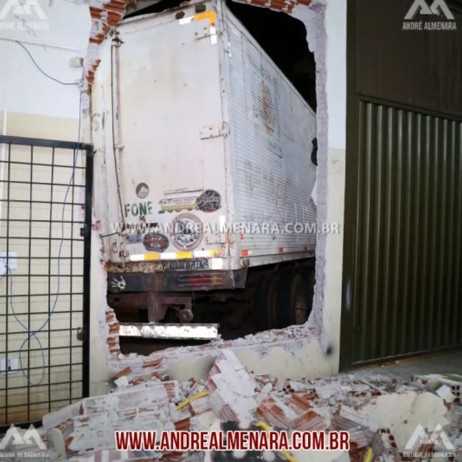Caminhão invade oficina mecânica em Maringá