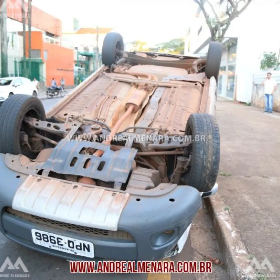 Acidente faz carro capotar na rua Fernão Dias em Maringá