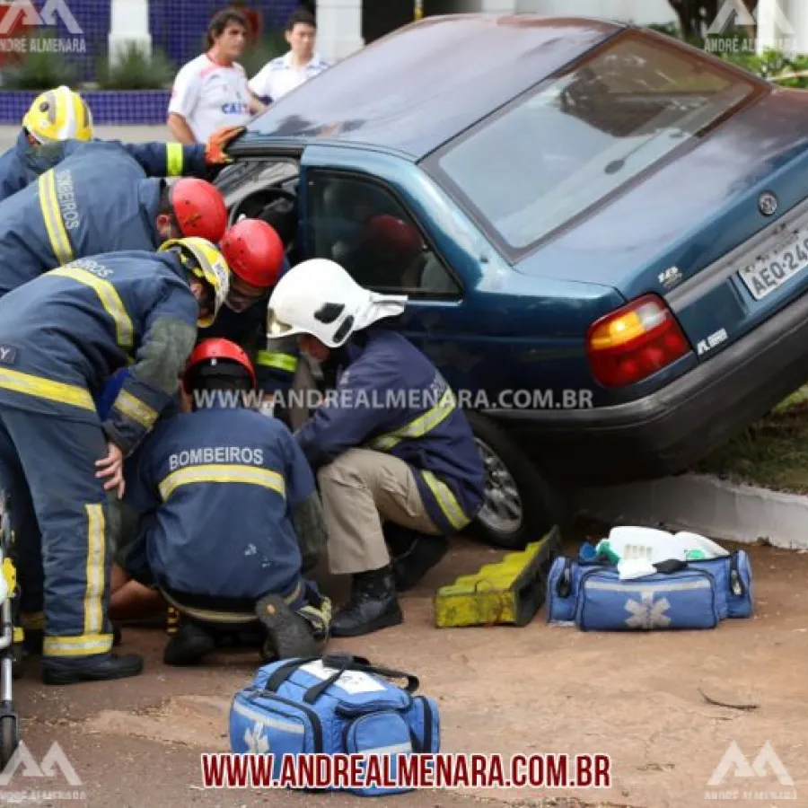 Três pessoas ficam feridas em acidente na avenida Colombo em Maringá