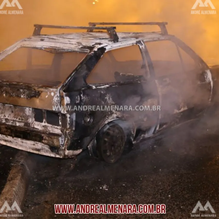 Carro pega fogo após acidente com moto no Jardim Brasília em Maringá