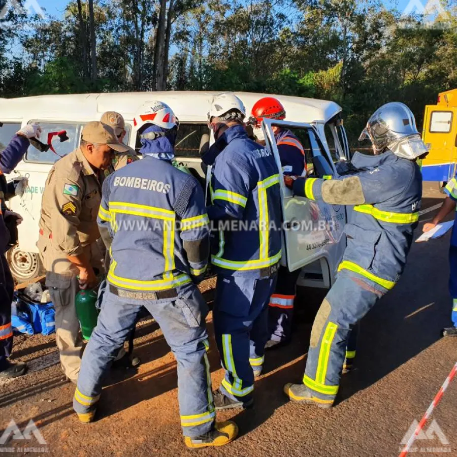 Kombi capota em Iguatemi deixando três pessoas feridas