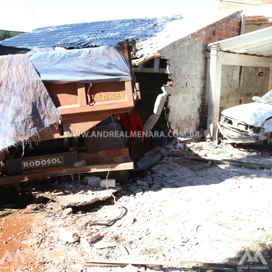 Caminhão desgovernado destrói duas casas no Conjunto Cidade Canção