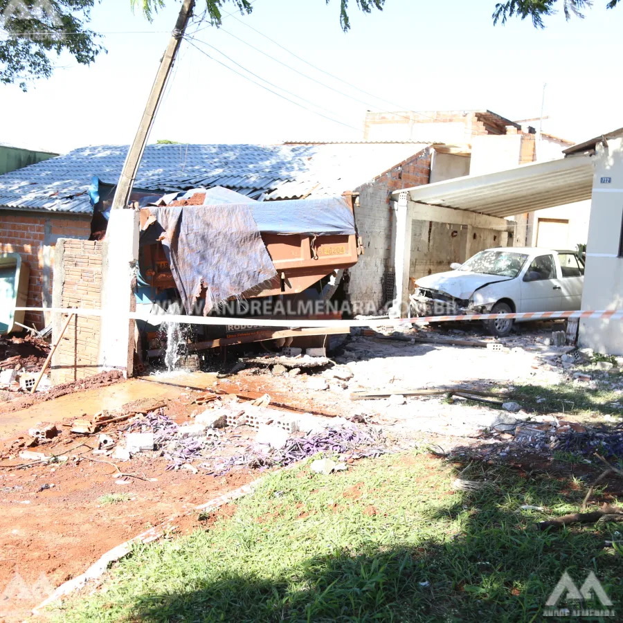 Caminhão desgovernado destrói duas casas no Conjunto Cidade Canção