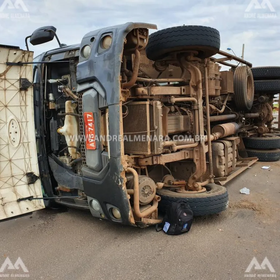 Motorista tomba caminhão em Maringá e sai ileso