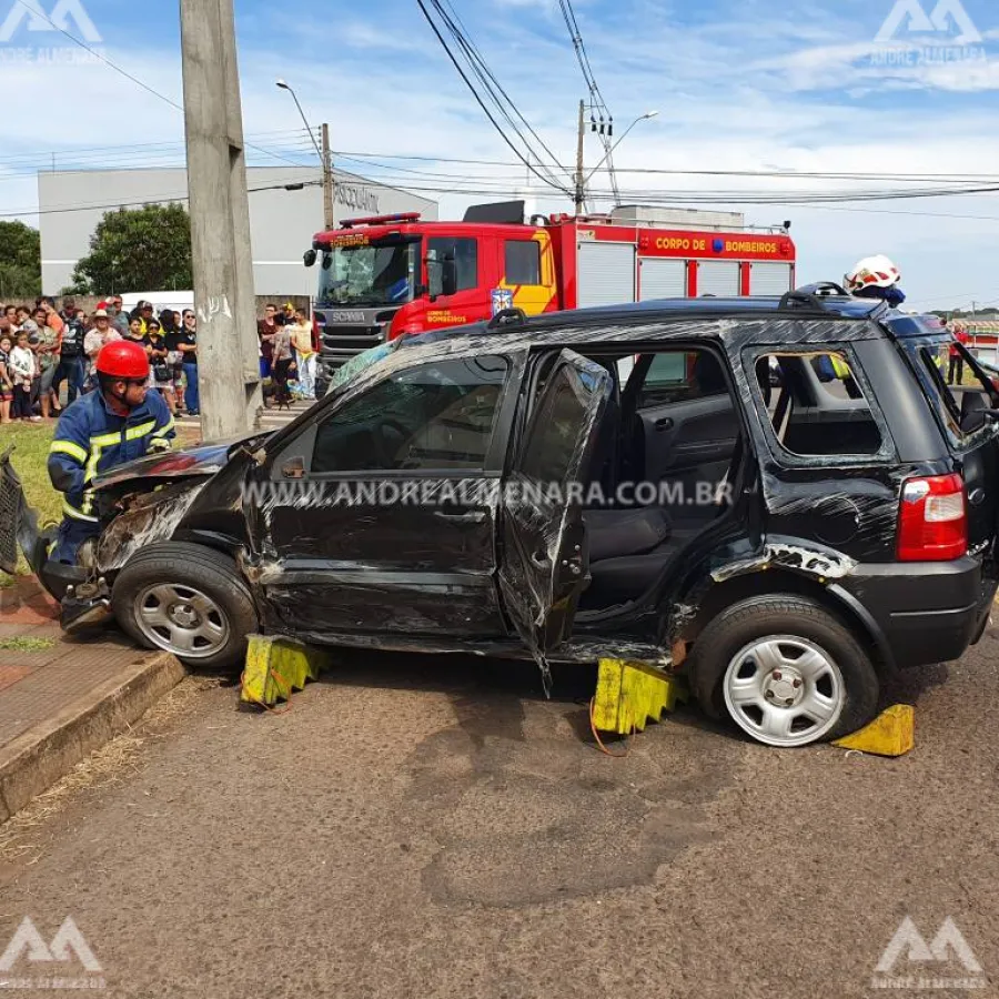 Mulher capota o carro várias vezes após colidir com outro veículo