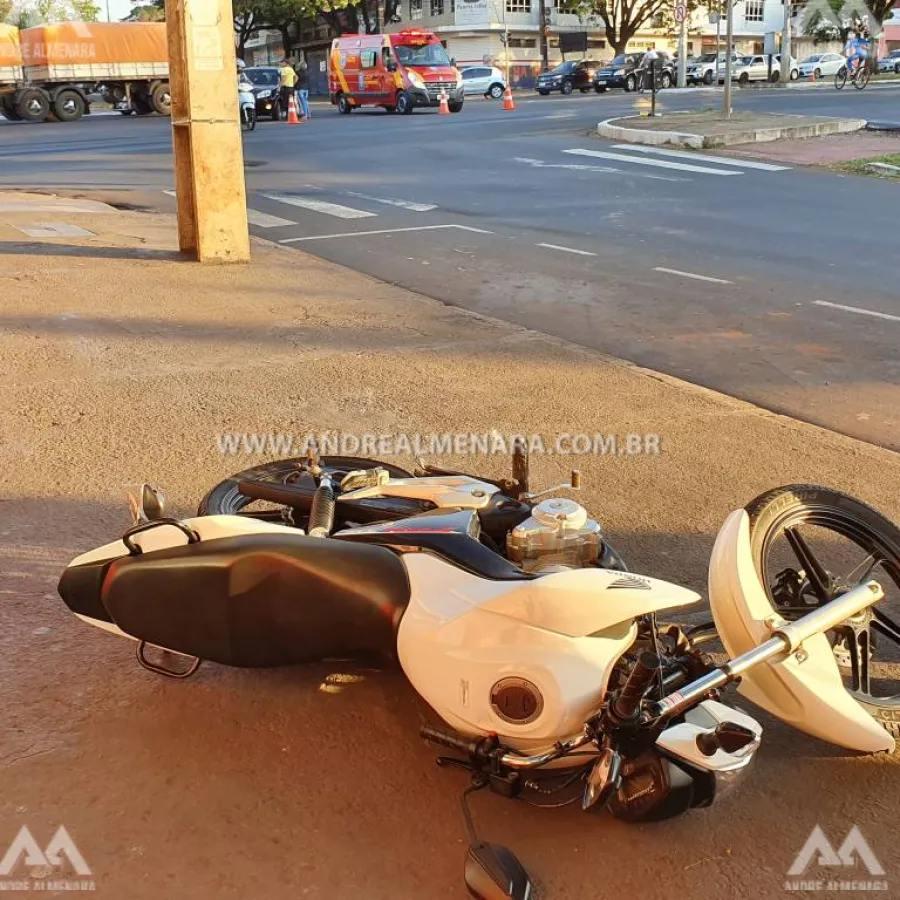 Moto é arremessada vários metros depois de colidir com carro na avenida Colombo