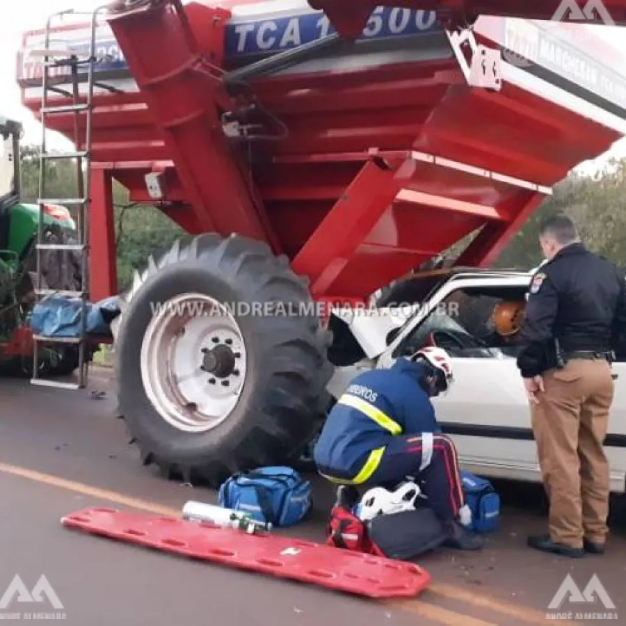 Homem é retirado de veículo por socorristas em acidente em São Jorge do Ivaí