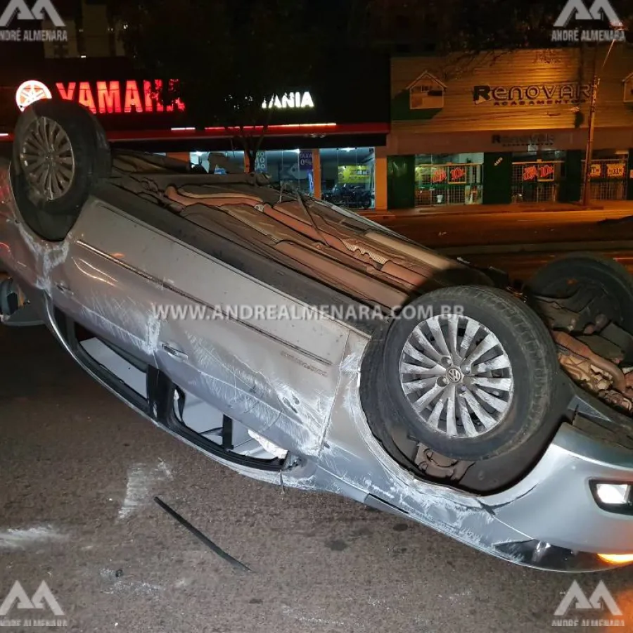 Motorista bate em poste e depois capota veículo na Colombo