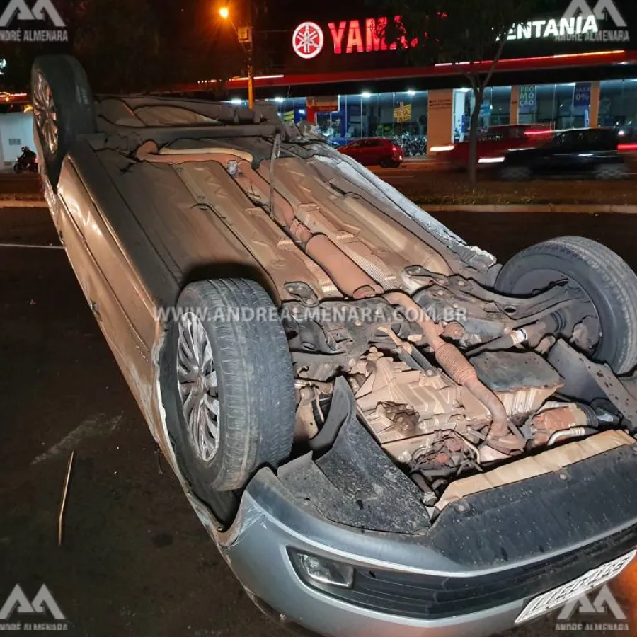 Motorista bate em poste e depois capota veículo na Colombo