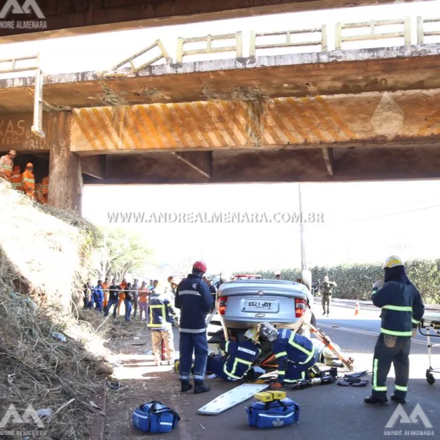 Mulher fica ferida após automóvel cair de viaduto em Maringá