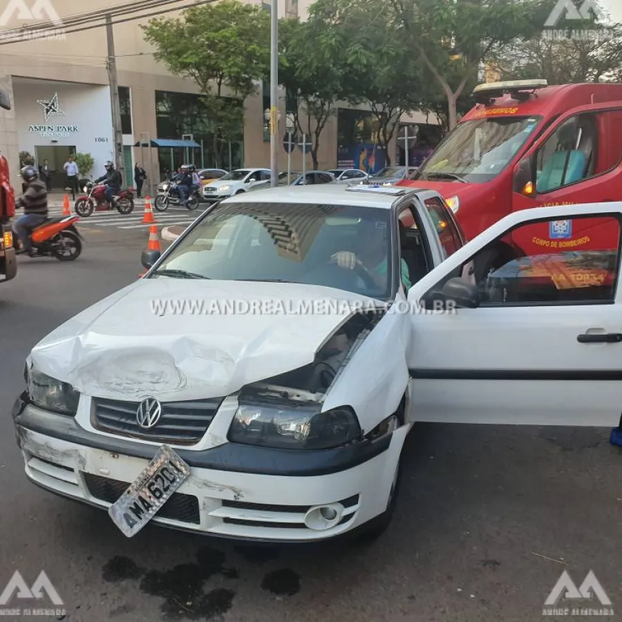 Carro invade semáforo vermelho causando acidente no centro de Maringá