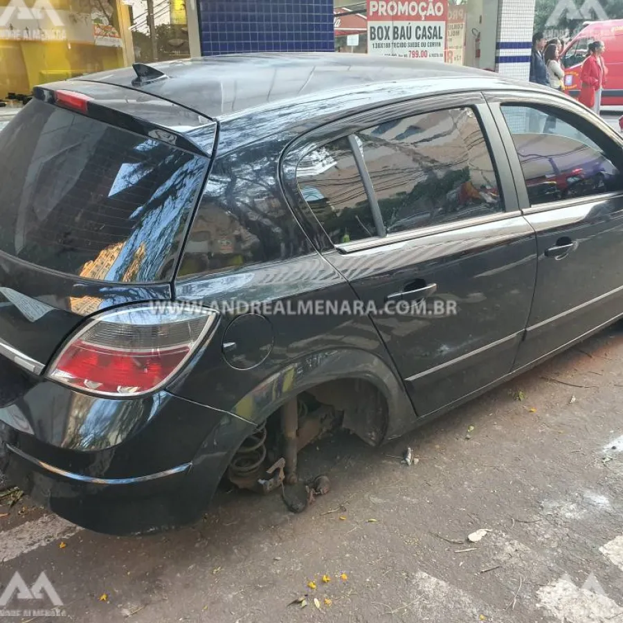 Carro invade semáforo vermelho causando acidente no centro de Maringá