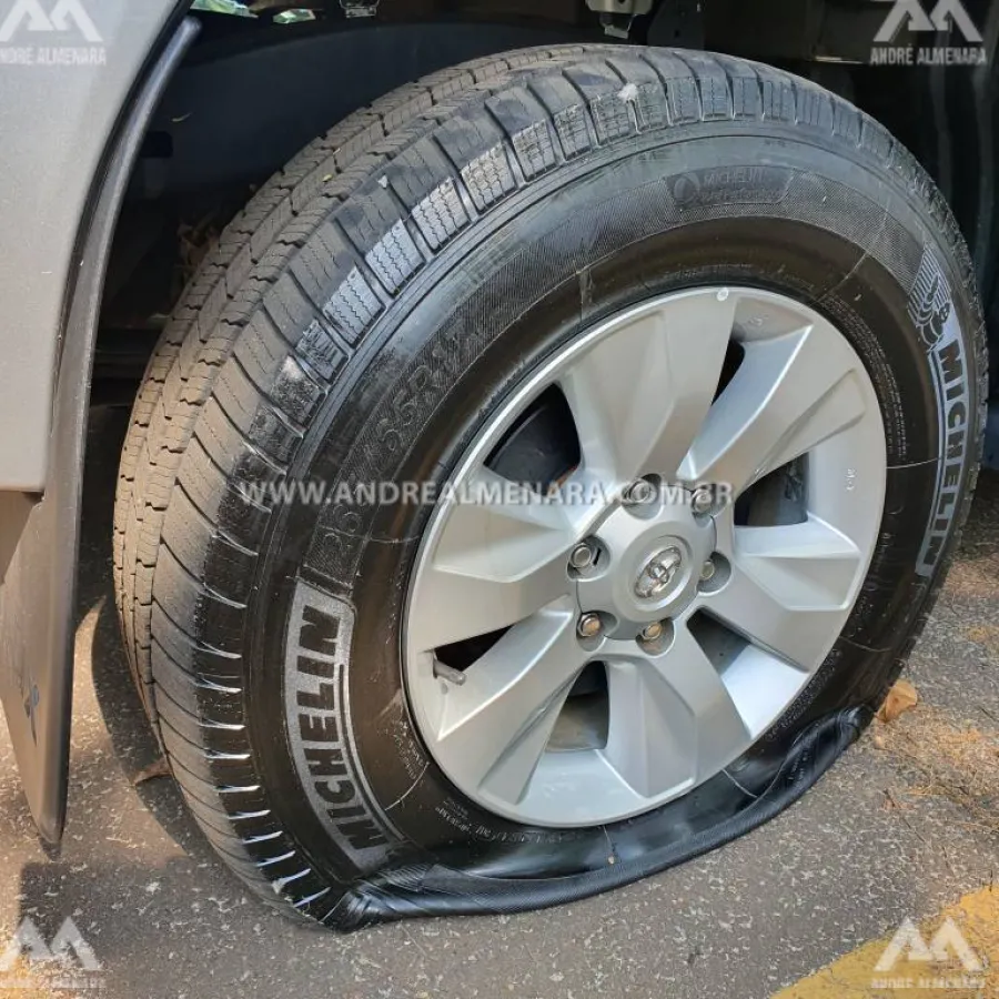 Em dia de fúria, rapaz resolve furar pneus de veículos na UEM