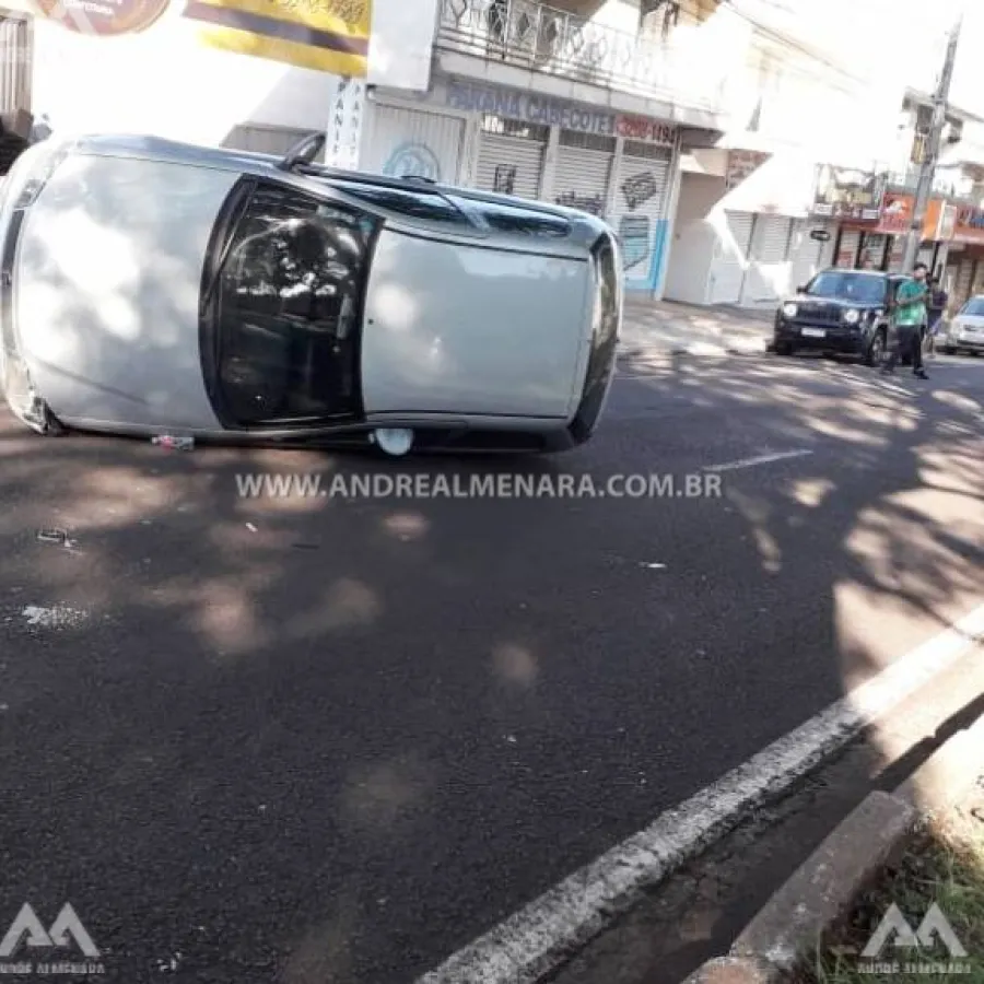 Acidente entre dois veículos na Avenida Sophia Rasgulaeff deixa um tombado
