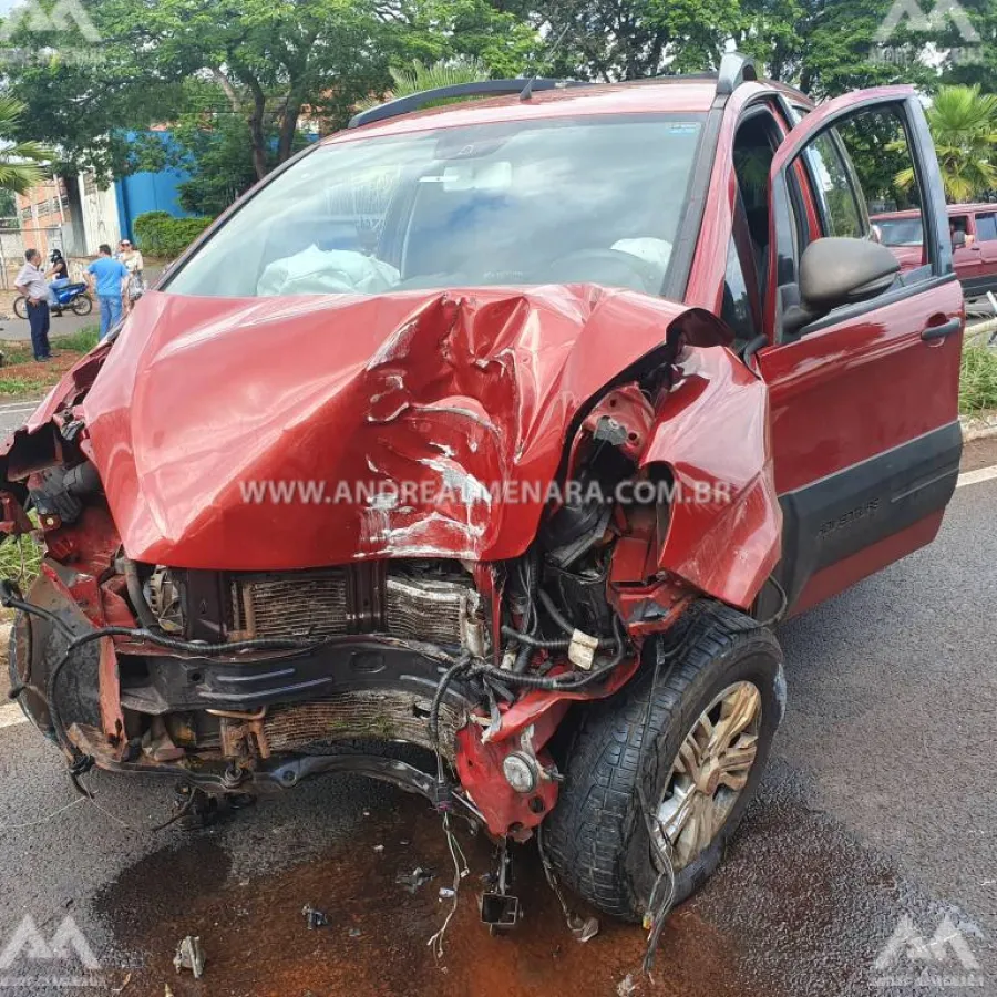 Motorista escapa da morte ao derrubar poste na Avenida Colombo em Maringá