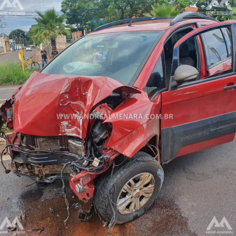 Motorista escapa da morte ao derrubar poste na Avenida Colombo em Maringá