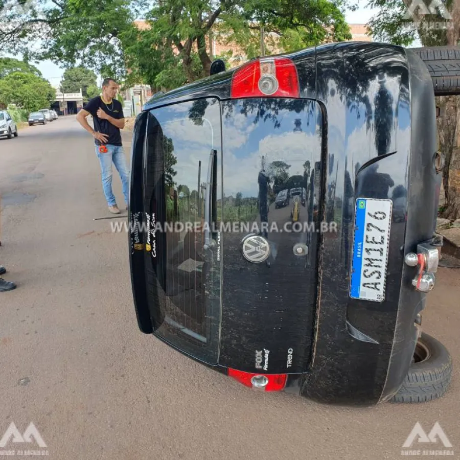 Motorista tomba veículo no centro da cidade de Sarandi