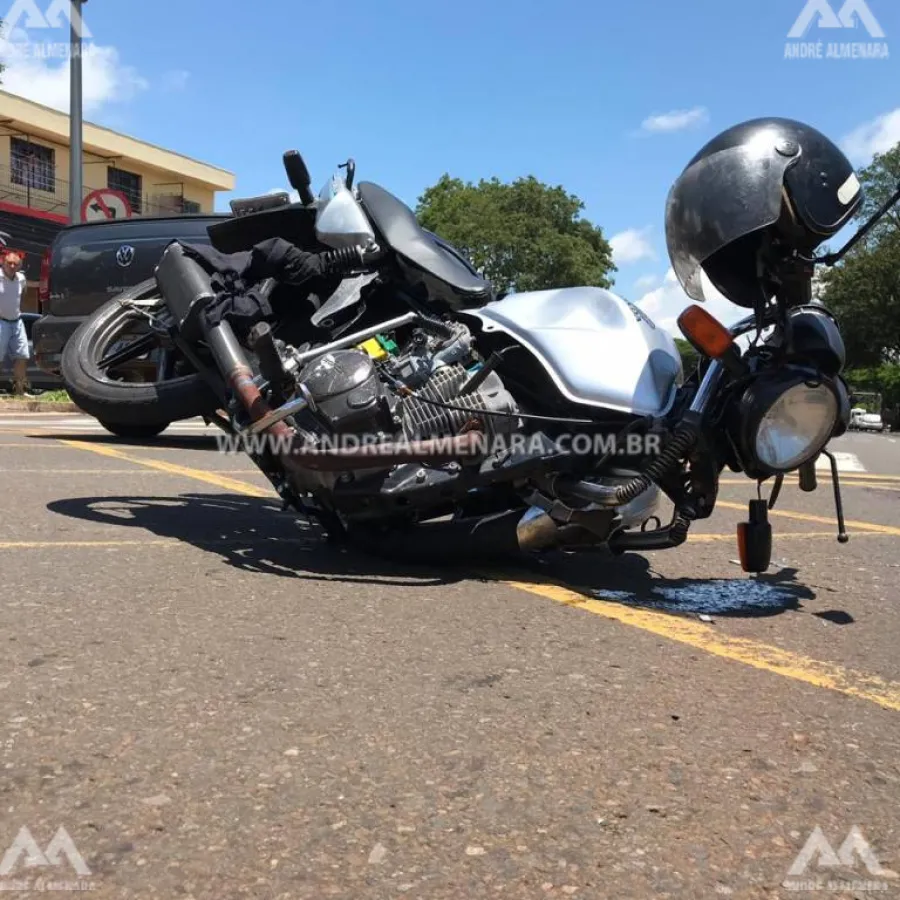 Motociclista fica ferido após carro invadir preferencial