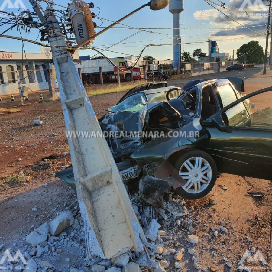 Motorista derruba poste ao sofrer acidente em Maringá