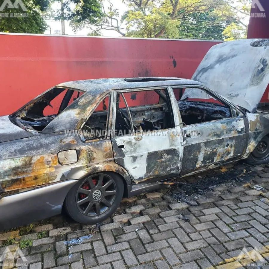 Carro é encontrado incendiado em pátio de clínica em Maringá