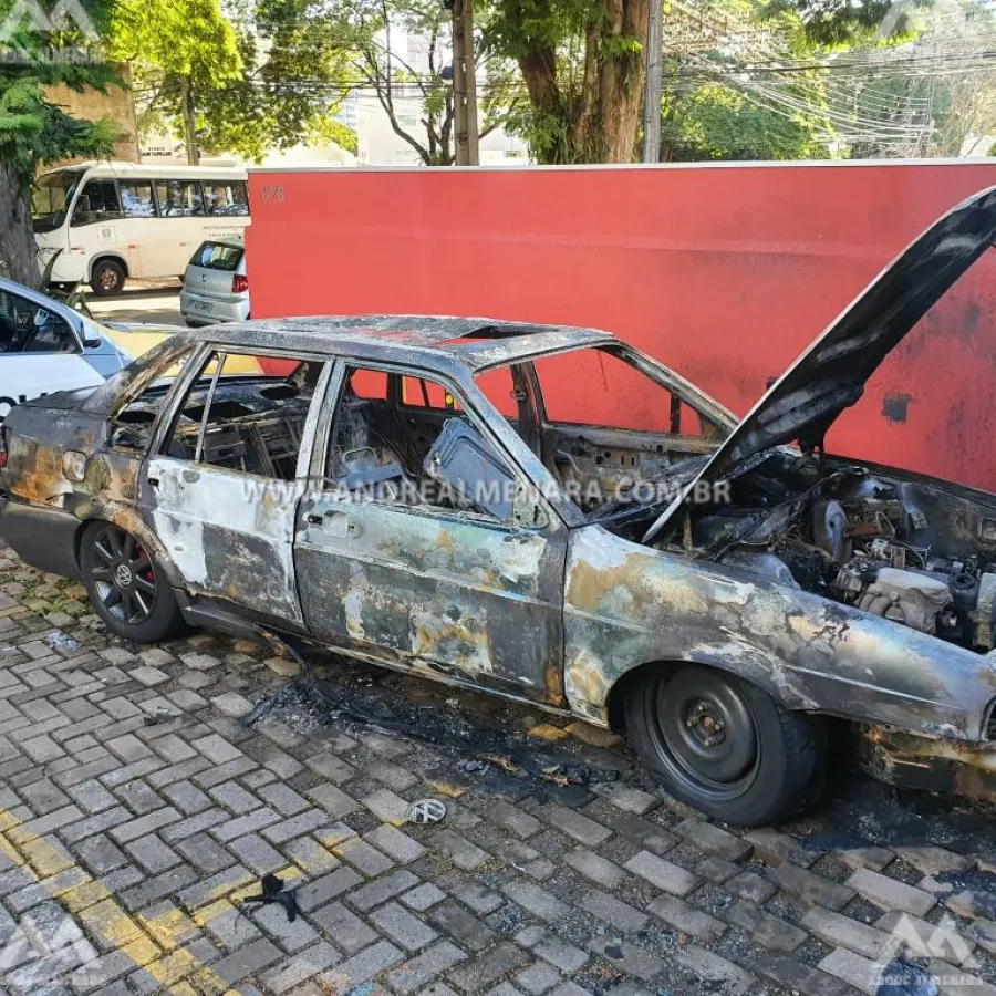 Carro é encontrado incendiado em pátio de clínica em Maringá