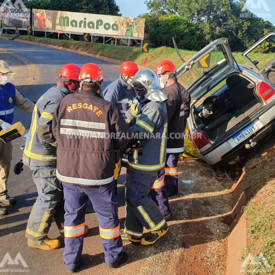 Motorista é resgatado pelo Corpo de Bombeiros após sofrer acidente em Maringá
