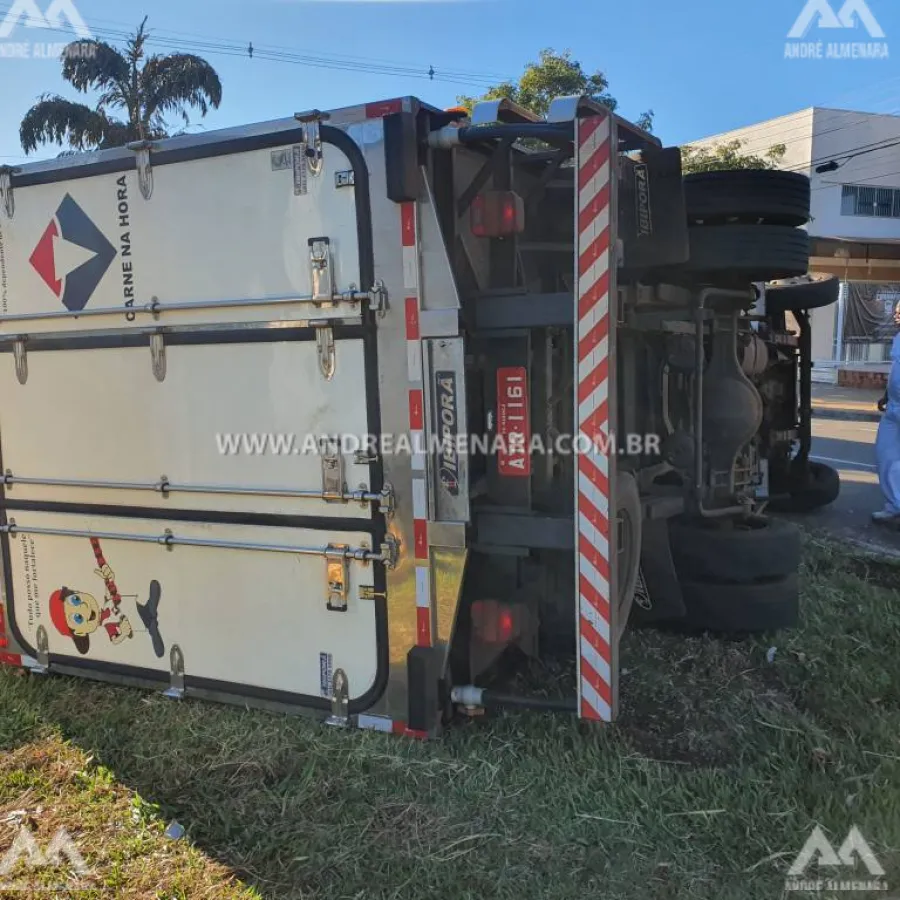 Caminhão carregado de carne tomba em Maringá