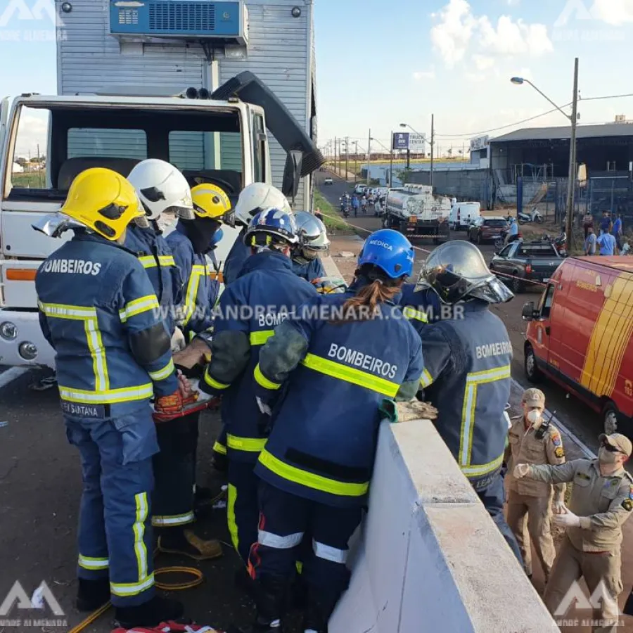 Motorista de caminhão sobrevive a acidente impressionante em Maringá