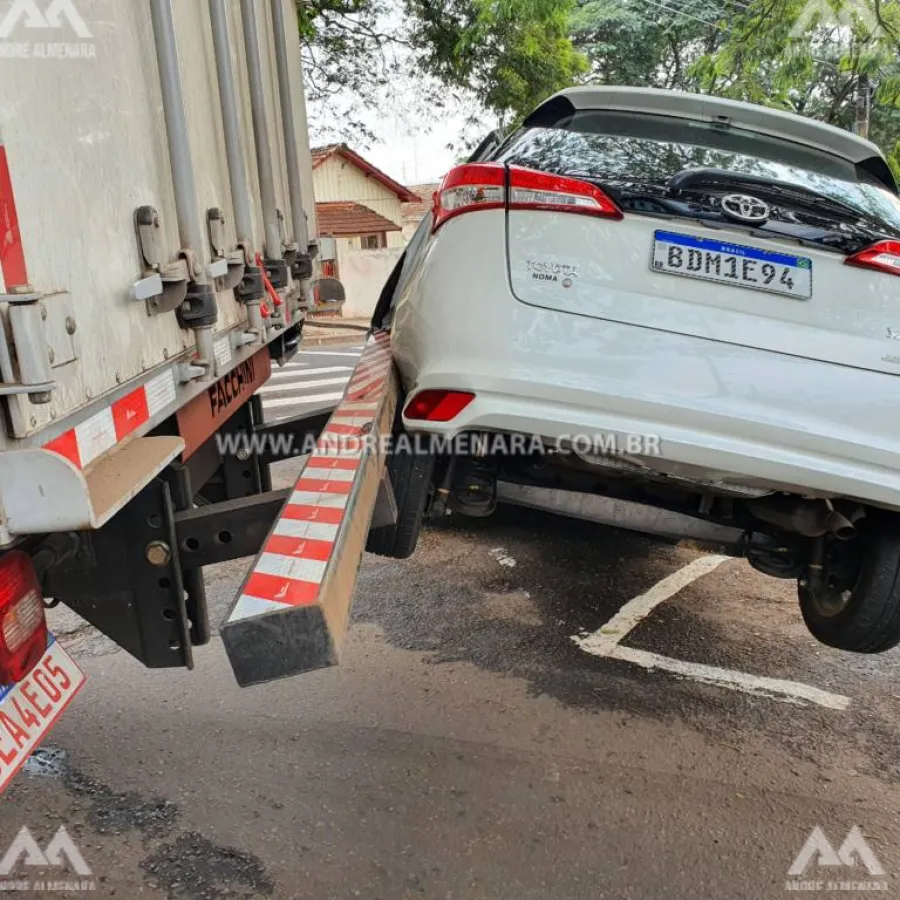 Carro estacionado é atingido por caminhão na Vila Morangueira em Maringá