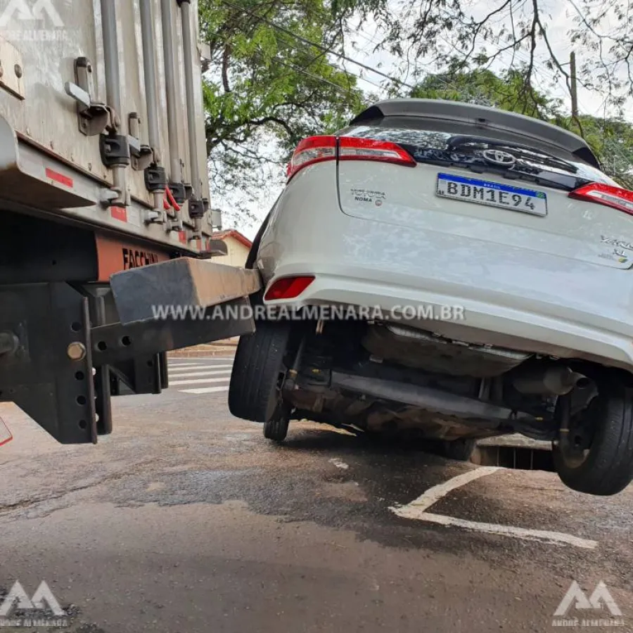 Carro estacionado é atingido por caminhão na Vila Morangueira em Maringá