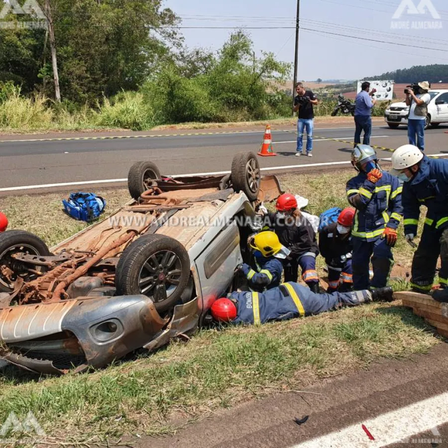 Três pessoas ficam feridas em capotamento na rodovia BR-376 em Maringá
