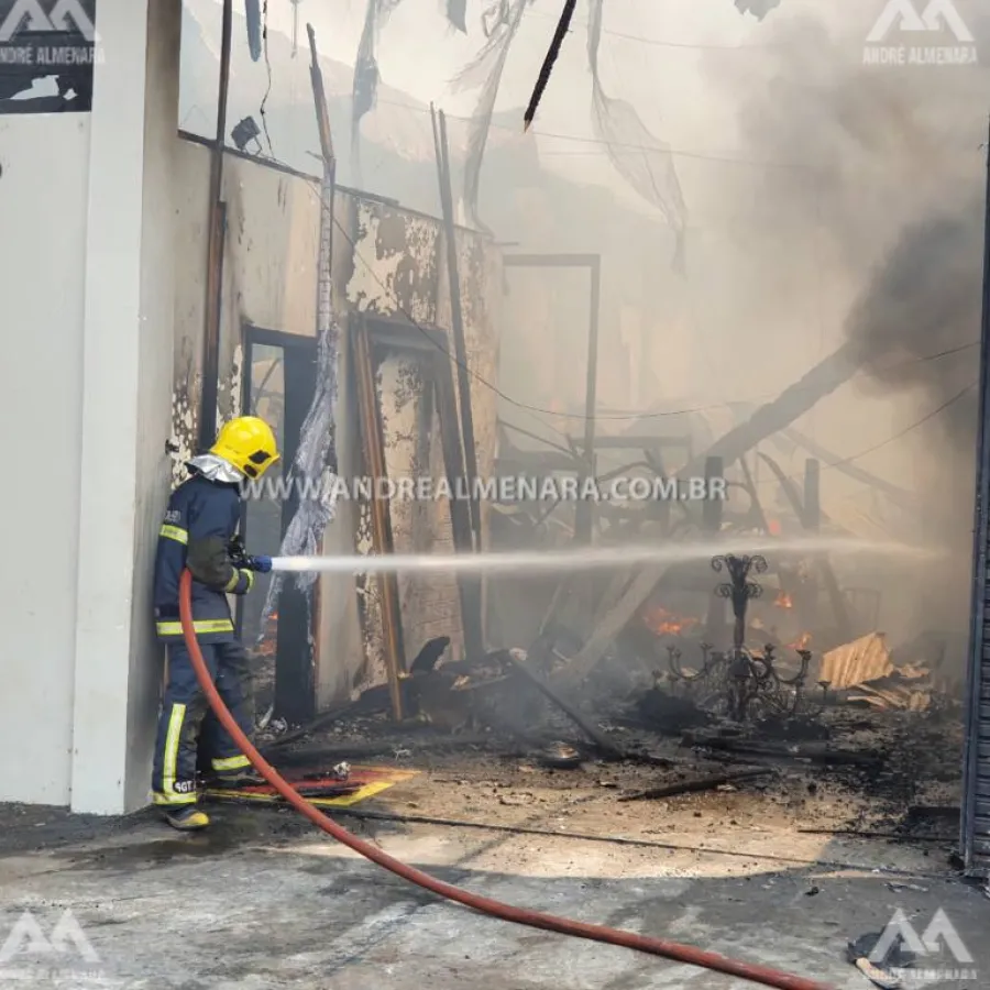 Incêndio destrói empresa de decoração em Maringá