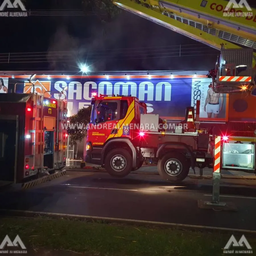 Incêndio na loja Sacoman Jeans mobiliza equipes do Corpo de Bombeiros