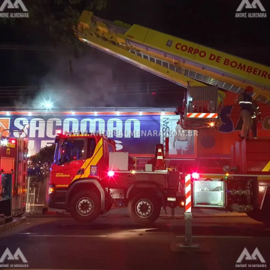 Incêndio na loja Sacoman Jeans mobiliza equipes do Corpo de Bombeiros