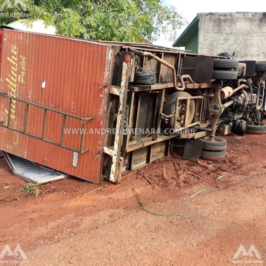 Caminhão baú tomba no perímetro urbano da cidade de Sarandi