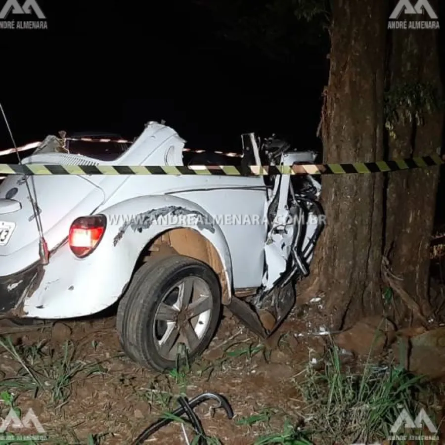 Passageiro morre após motorista bater Fusca contra árvore em estrada rural