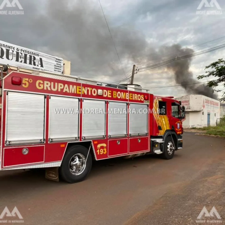 Incêndio de grandes proporções destrói empresa de oxigênio em Maringá