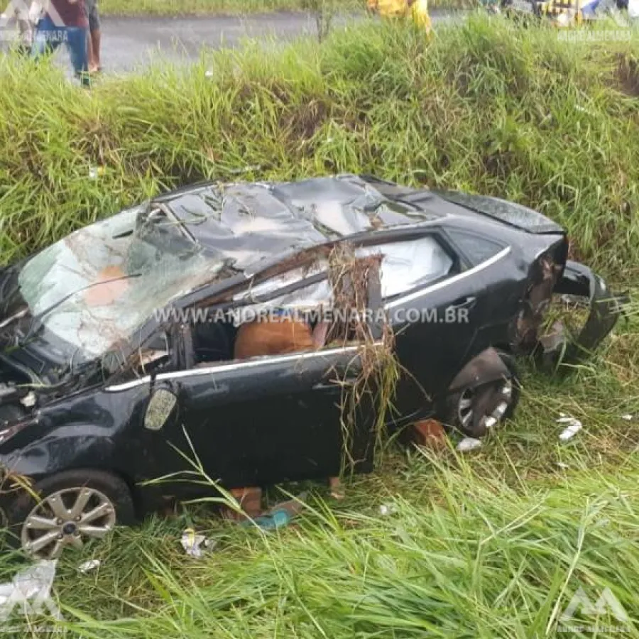 Dois veículos capotam na rodovia de Mandaguaçu deixando pessoas feridas