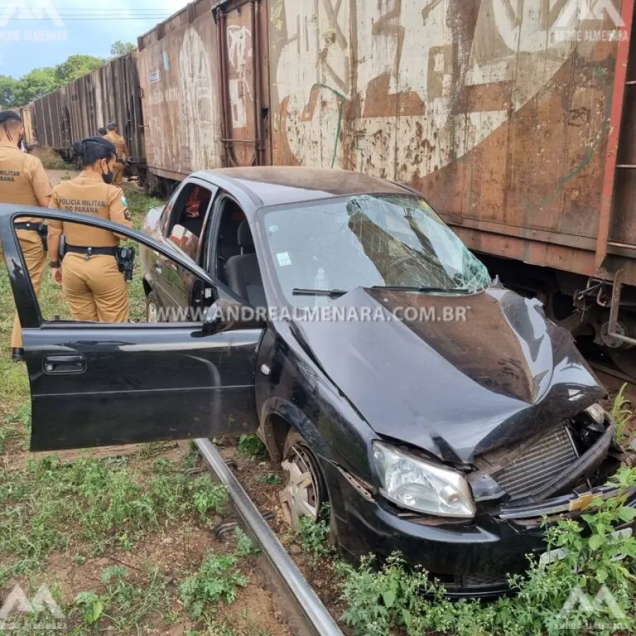 Carro é atingido por trem na cidade de Sarandi