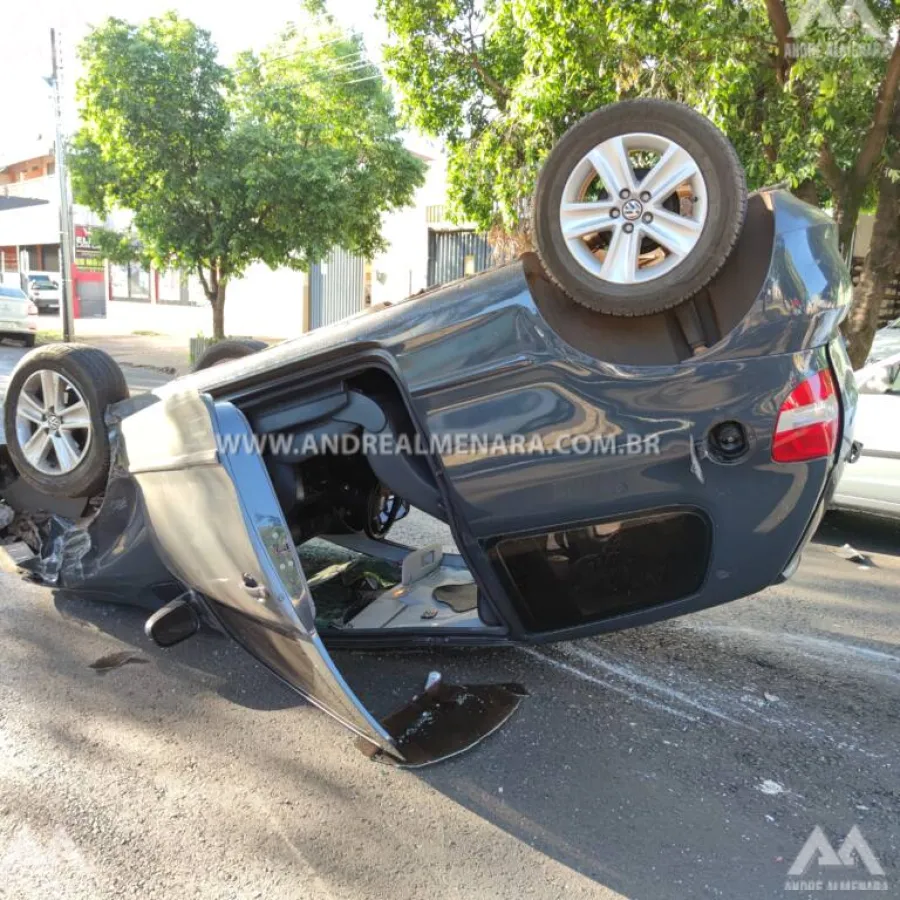 Homem é socorrido após capotar automóvel no Jardim Real em Maringá