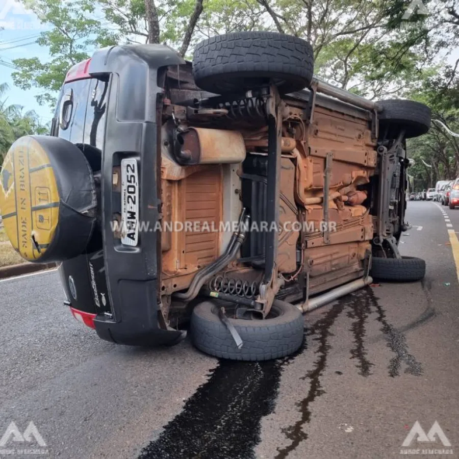 Motorista tomba veículo após se envolver em acidente com outros carros em Maringá