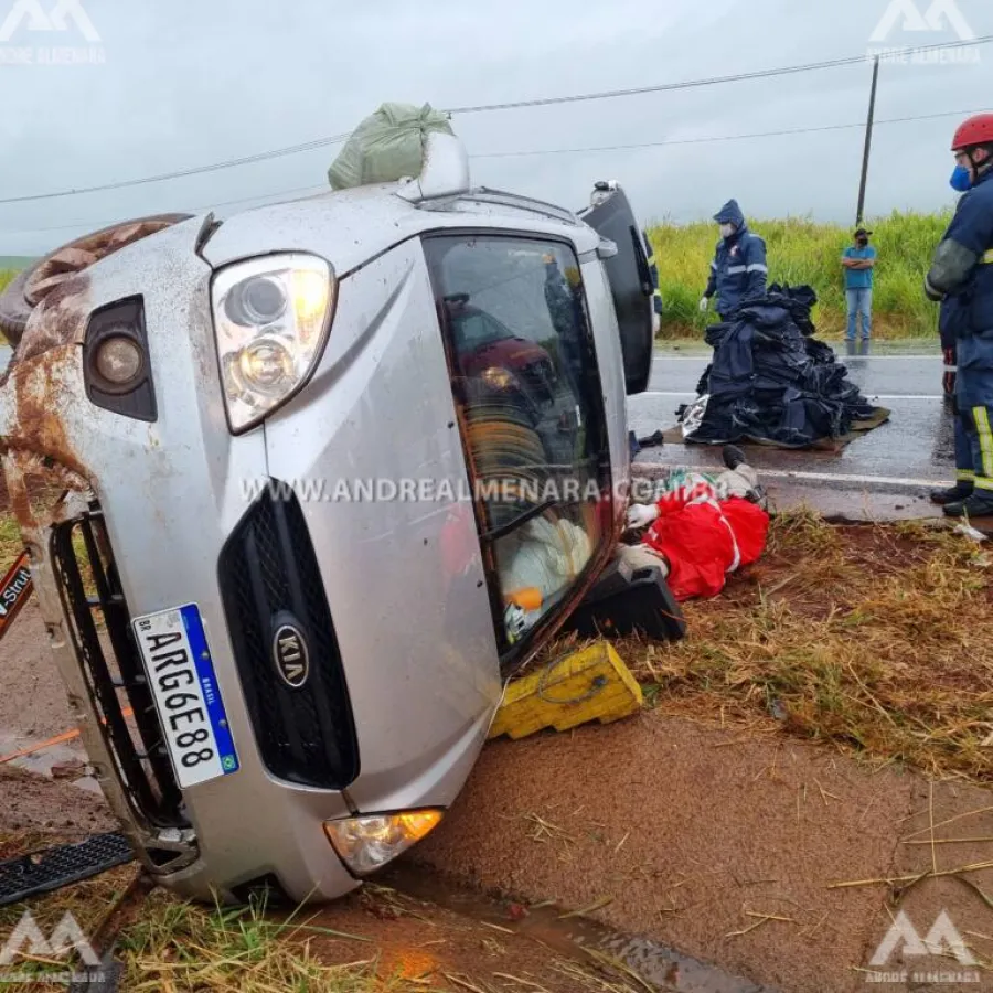 Motorista que seguia para Maringá capota veículo na rodovia 323 em Paiçandu