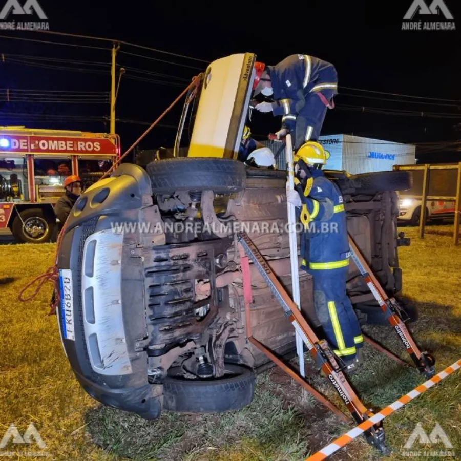 Mulher é resgatada após veículo tombar na Avenida Colombo em Maringá