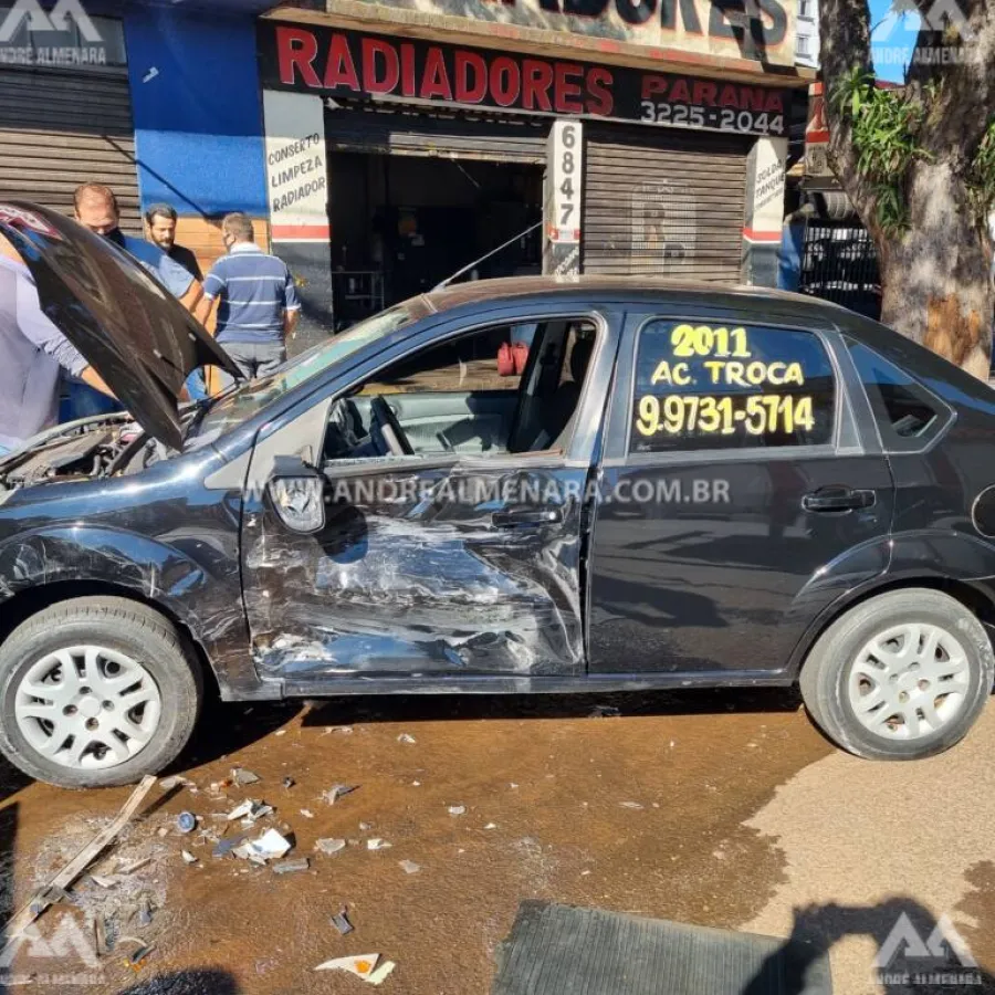 Veículo capota após atingir outro automóvel na Avenida Colombo em Maringá