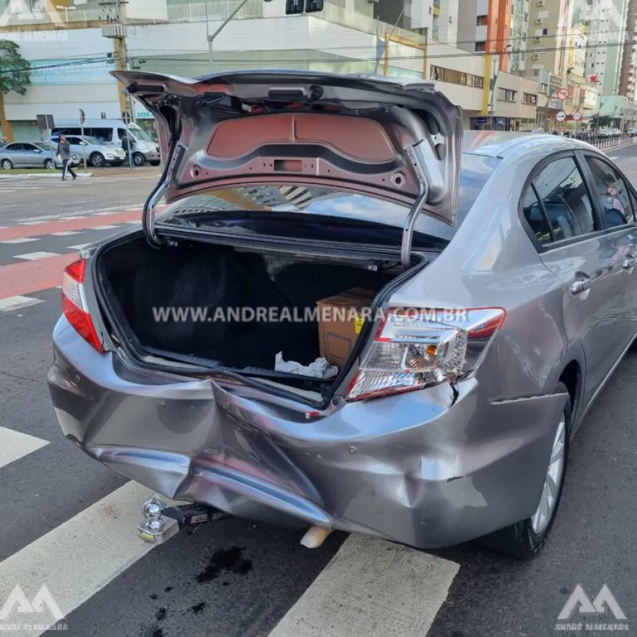 Batida entre dois automóveis deixa mulher ferida no centro de Maringá