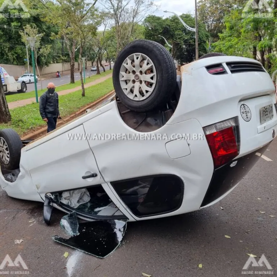 Mulher se fere ao capotar veículo na Avenida Alziro Zarur em Maringá